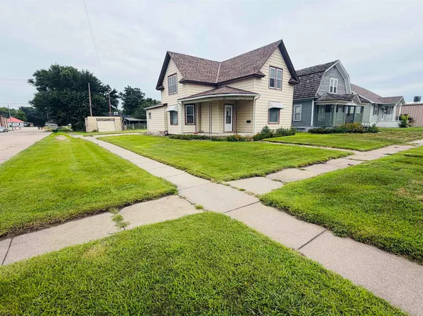 302 9th St, Gothenburg, NE 69138