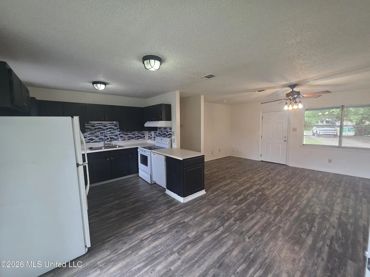3 bed, 1.5 bath, 1363 sqft, $1,650 — Photo 3