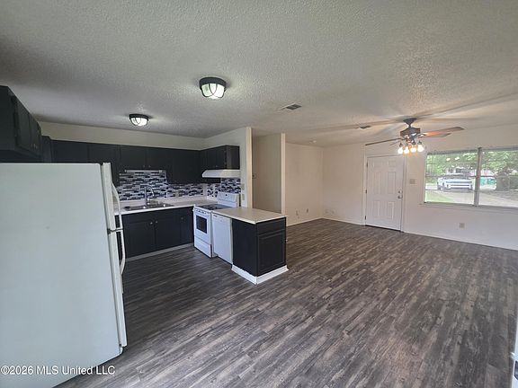 3rd image of 905 Spanish Acres Dr