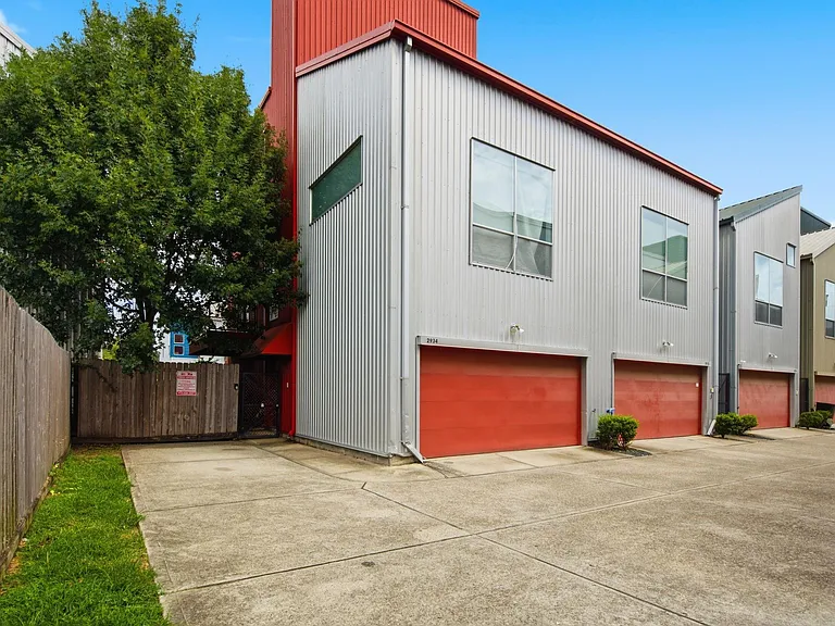2934 Commerce St — Photo 8