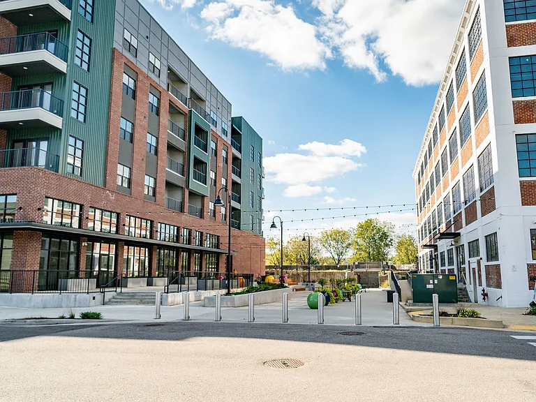 Harbor Side at Conwood Flats Apartments — Photo 37