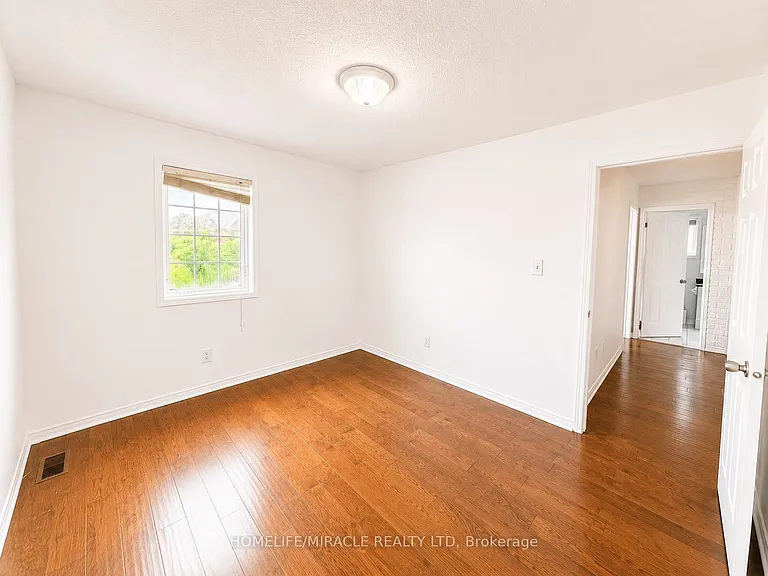 1033 Grandview St N — Photo 20