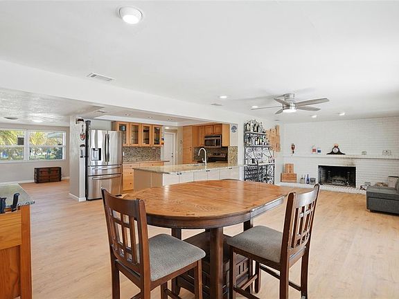 4th image of 5015 Pelican Dr