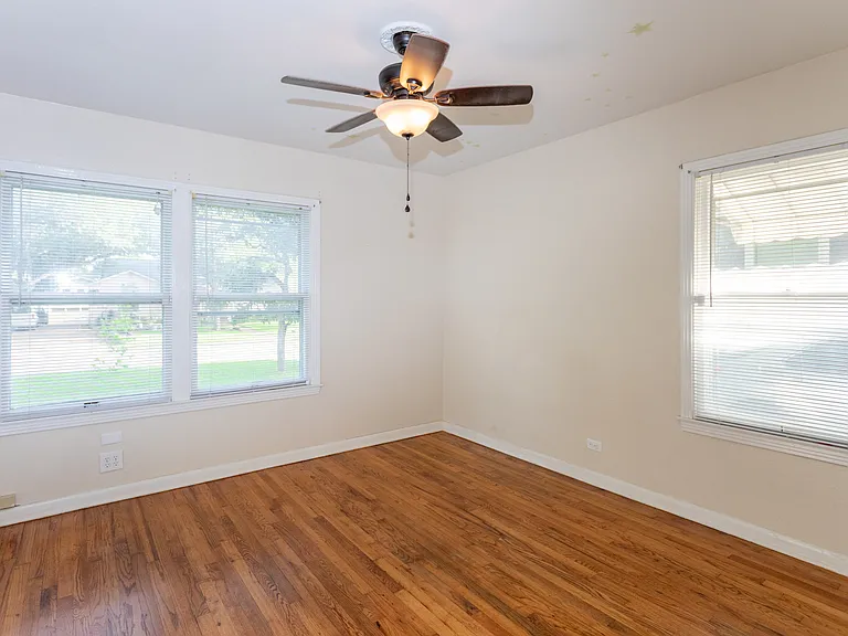 349 Irvington Dr — Photo 9