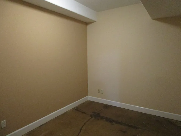 810 E Broadway — Photo 26