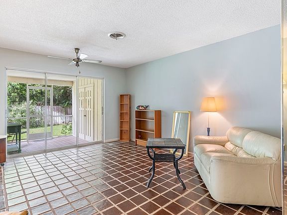 4th image of 1476 Pelican Ln
