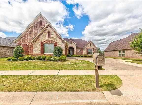 2nd image of 1207 Carmel Ct