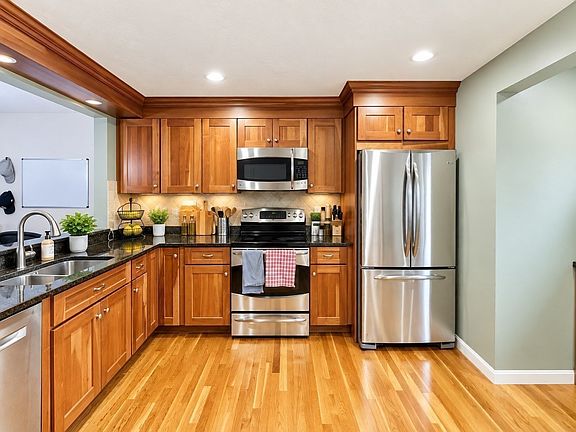 3rd image of 1002 Pleasant St Unit 10