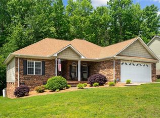 28 Roselynn Ln, Thomasville, NC 27360