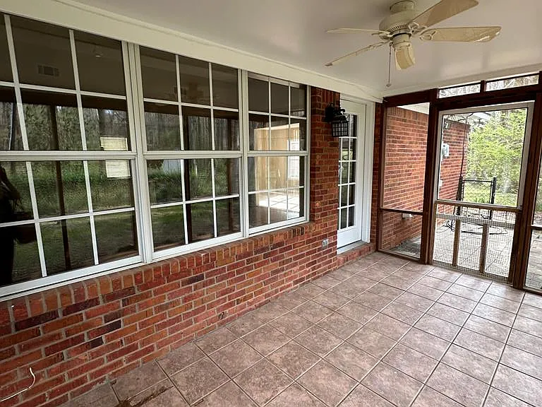 910 Crawford Cir — Photo 2
