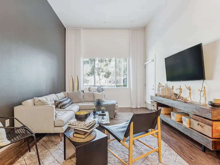 Nineteen01 — Photo 8