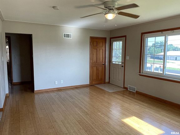 5th image of 619 W Somerset Ln