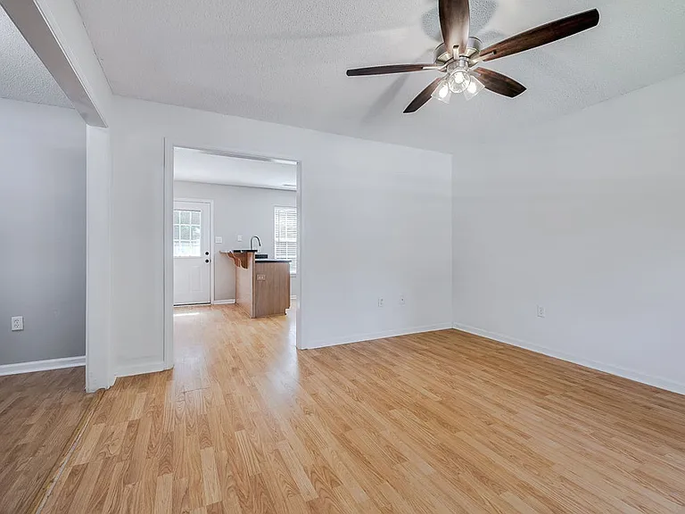 446 Shadowbrook Cir — Photo 3