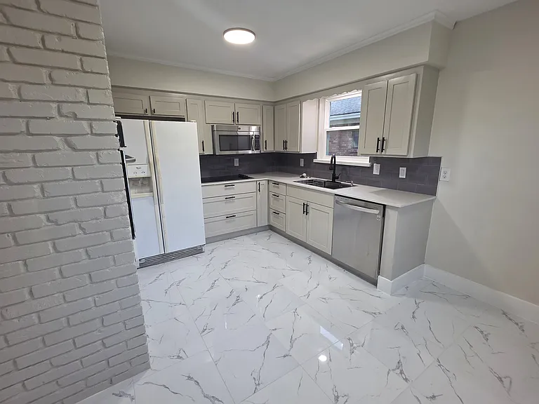 1900 Hillcrest Dr — Photo 2
