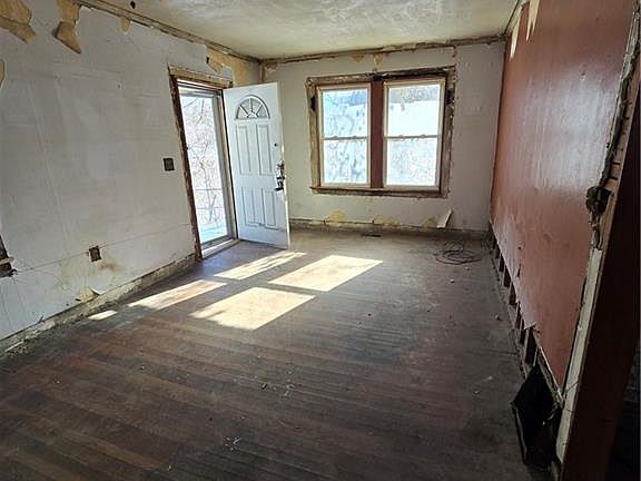 3rd image of 2830 Cypress Ave