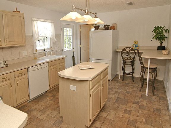 Kitchen w/breakfast bar