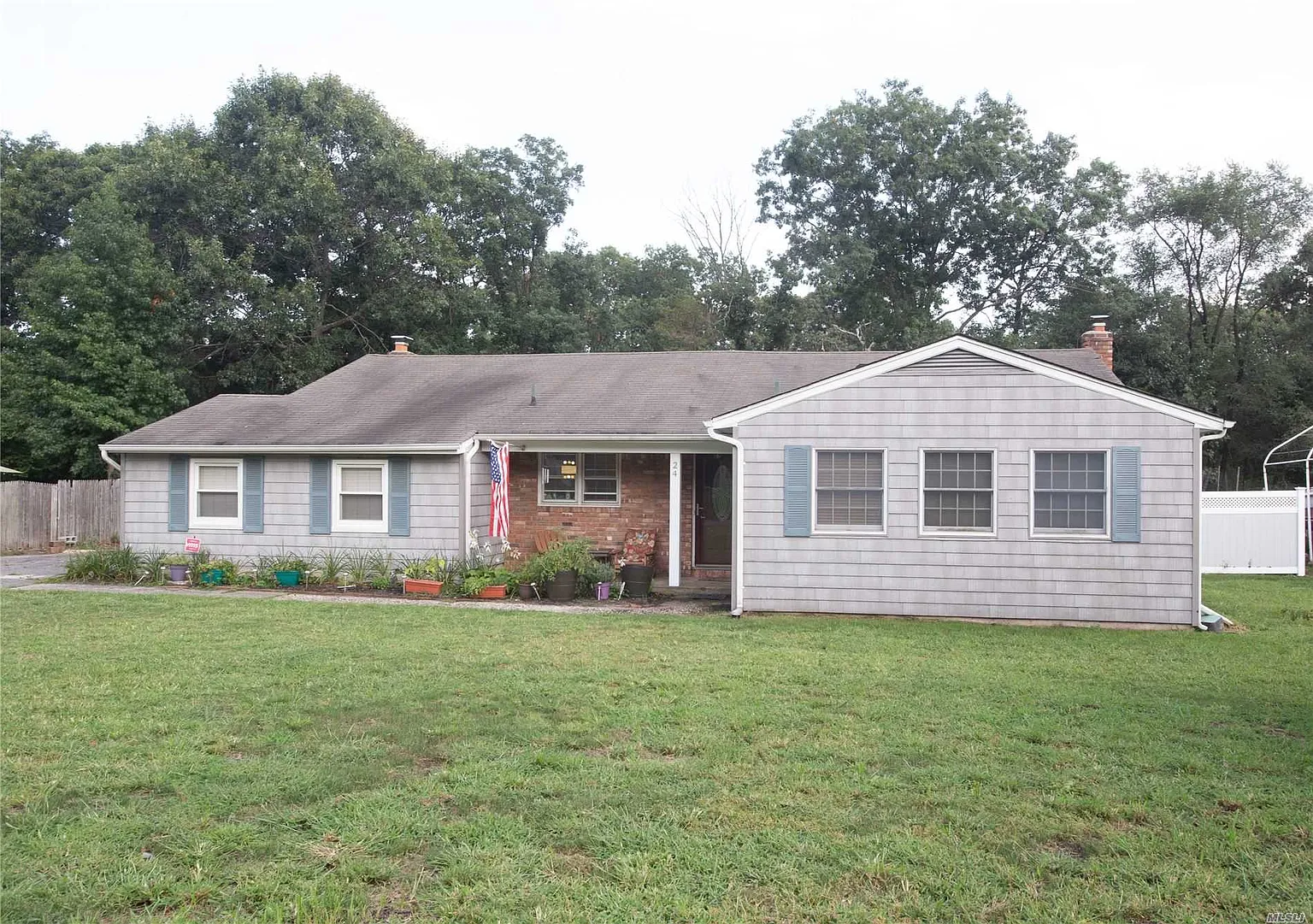 24 Essex Dr photo 1