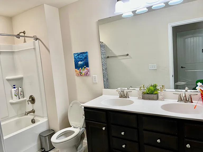 Second floor - Full bathroom (Guest)