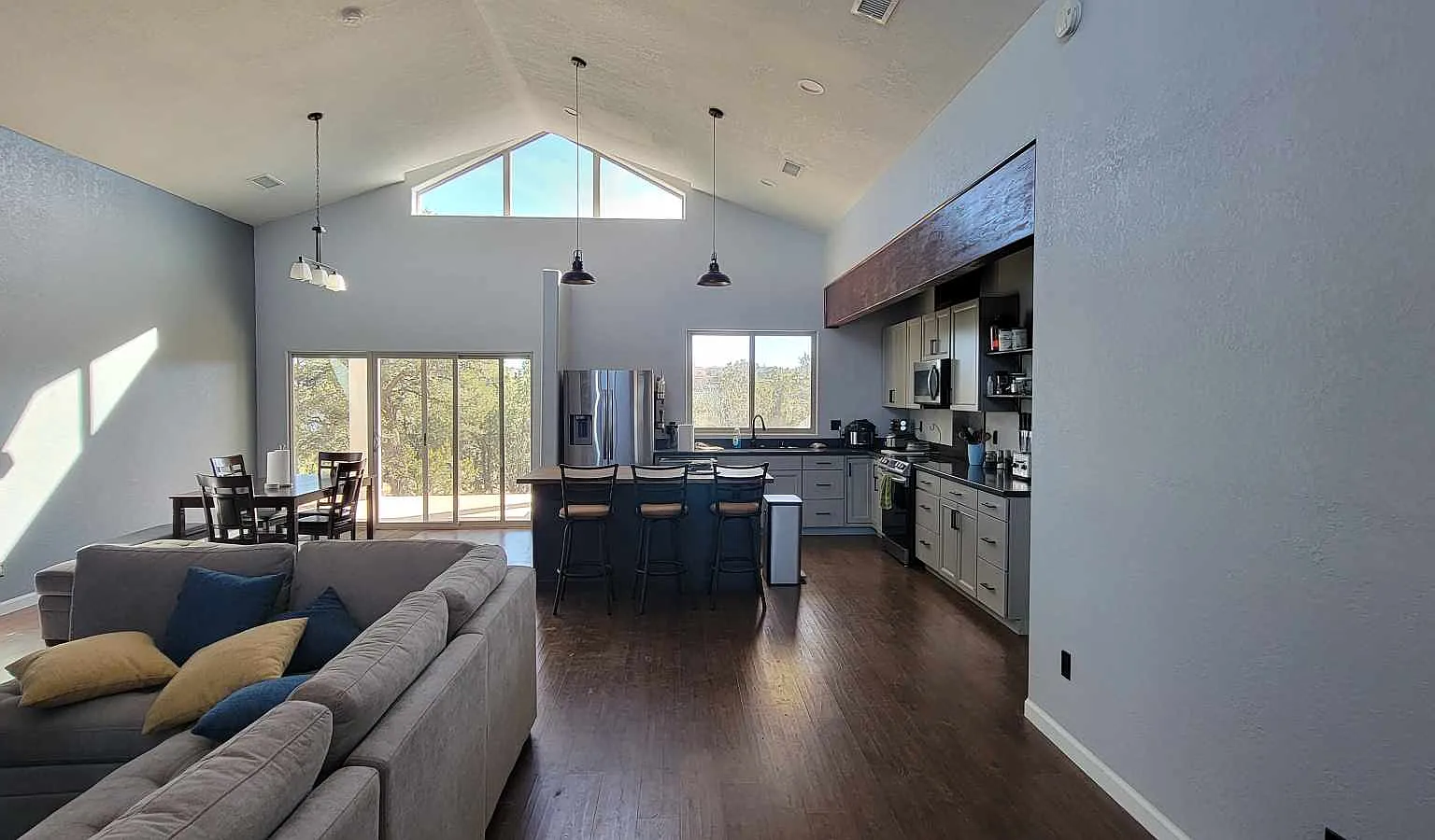 3 bed, 2064 sqft, $2,600 — Photo 2