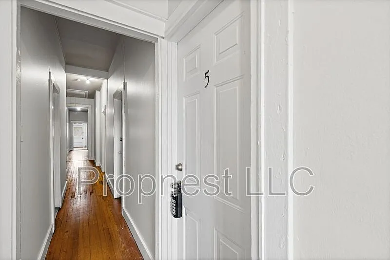 1 bed, 1.0 bath, 400 sqft, $795 — Photo 2
