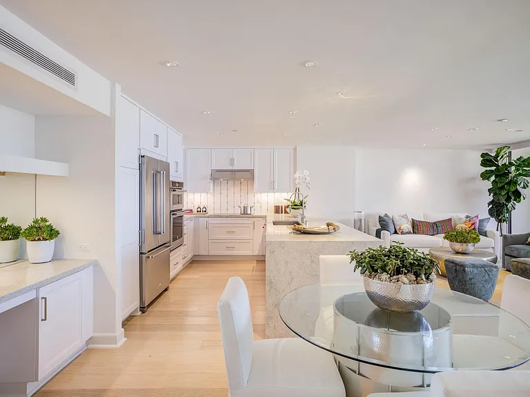 Model unit great room Model Unit floor plan D - 1,633 SF