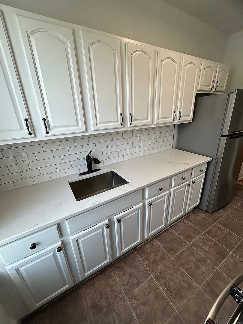 300 Elm Place — Photo 3
