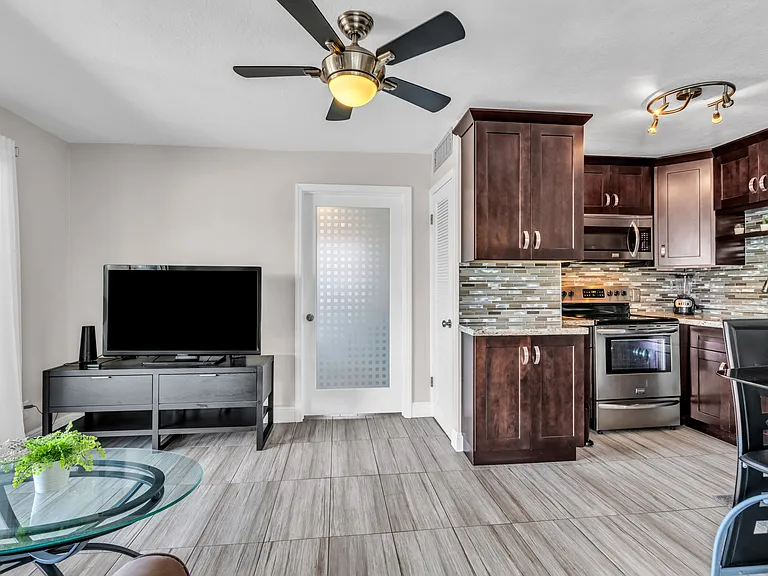 303 N Federal Hwy — Photo 15