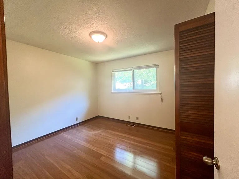 821 E Lakeside Dr — Photo 17
