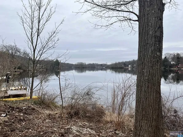 355 Lake Shore Dr, Hewitt, NJ 07421