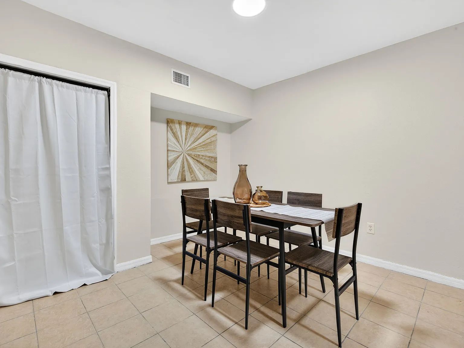 7 bed, 2600 sqft, $764 — Photo 4
