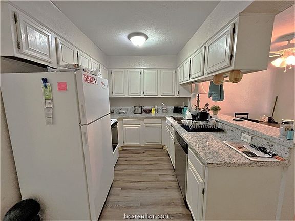 4th image of 412-414 University Oaks Blvd
