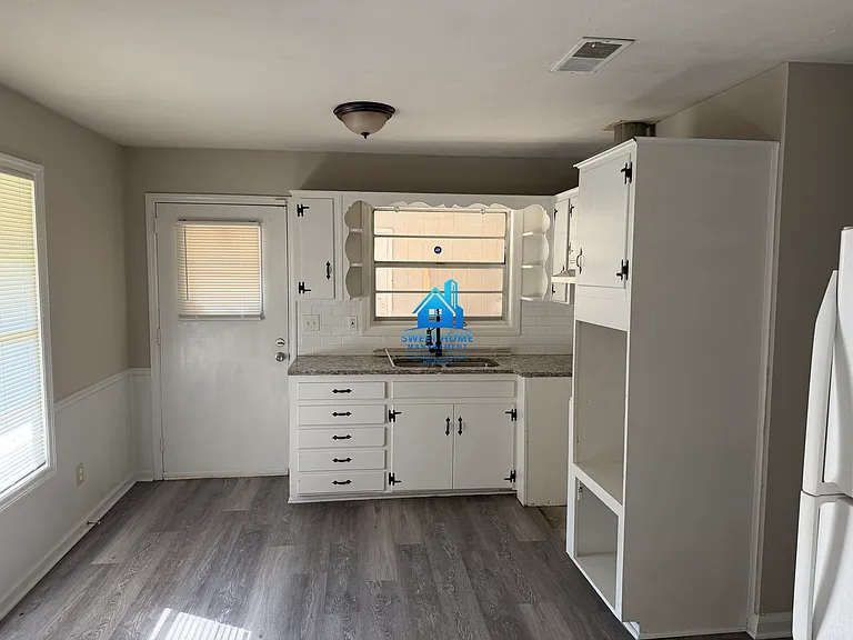 1911 Wellborn Dr — Photo 2