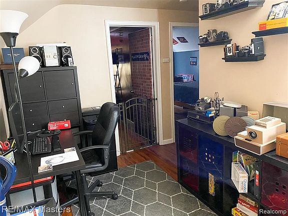 3rd image of 1055 Park Ave