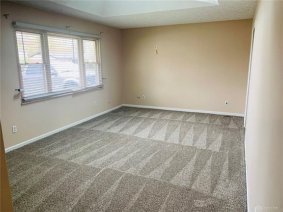 3rd image of 843 Graceland Dr