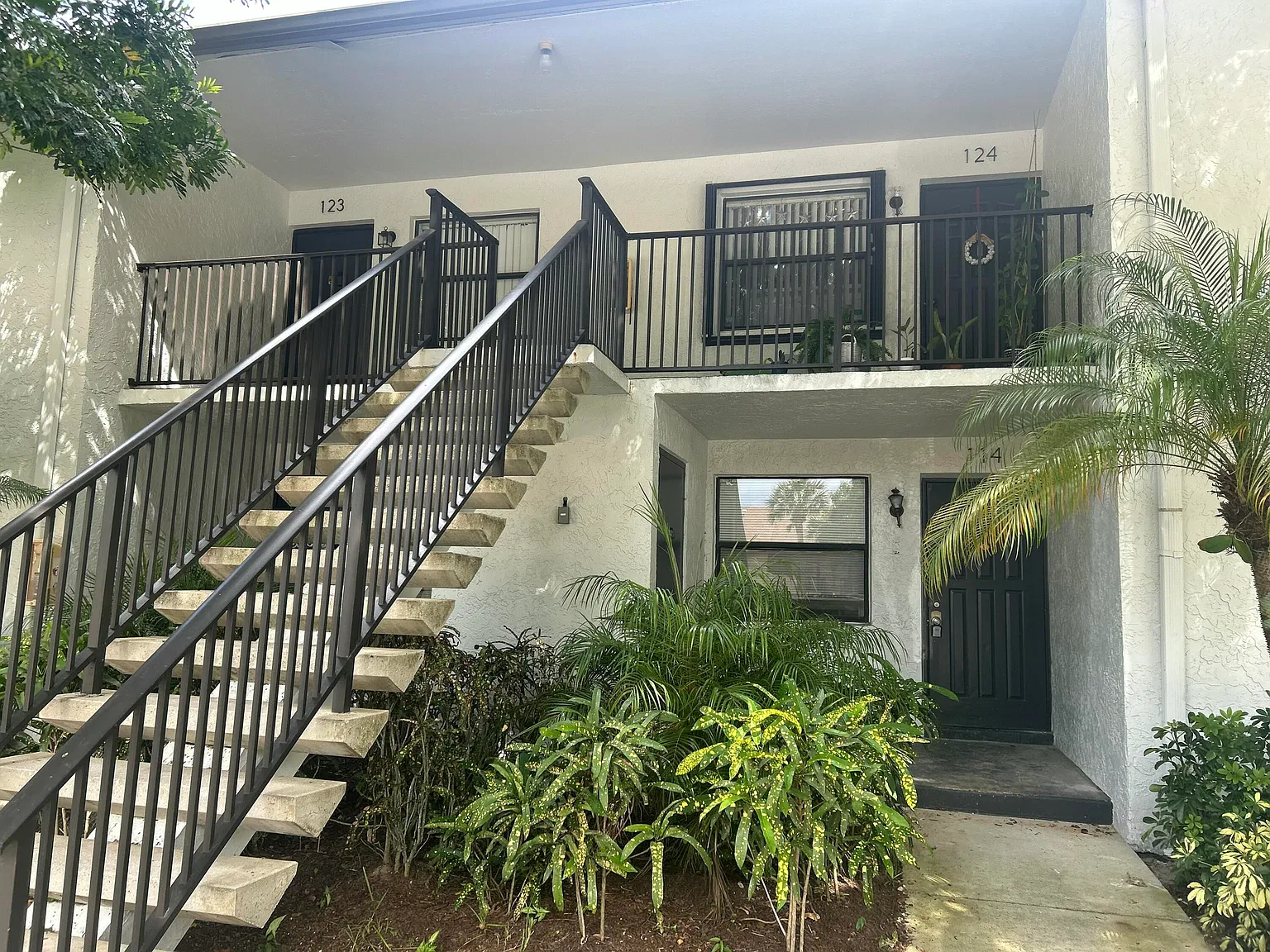2 bed, 2.0 bath, 900 sqft, $2,500 — Photo 2