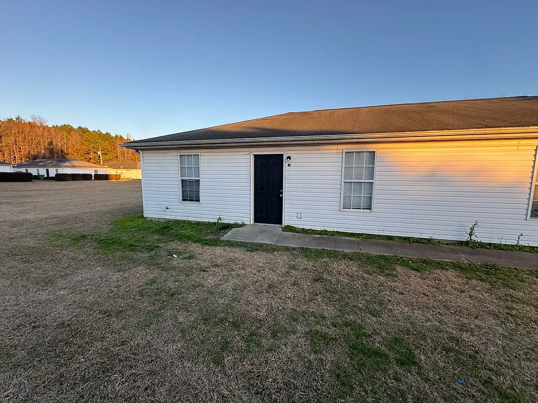 2 bed, 1.0 bath, 798 sqft, $925 — Photo 1