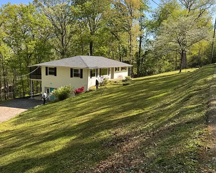 3751 Queens Rd — Photo 2