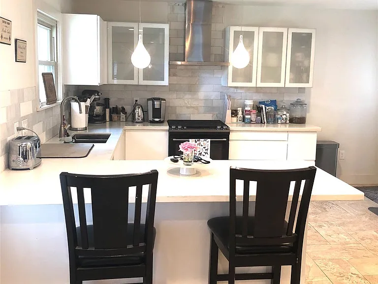 4715 Laurel St — Photo 2