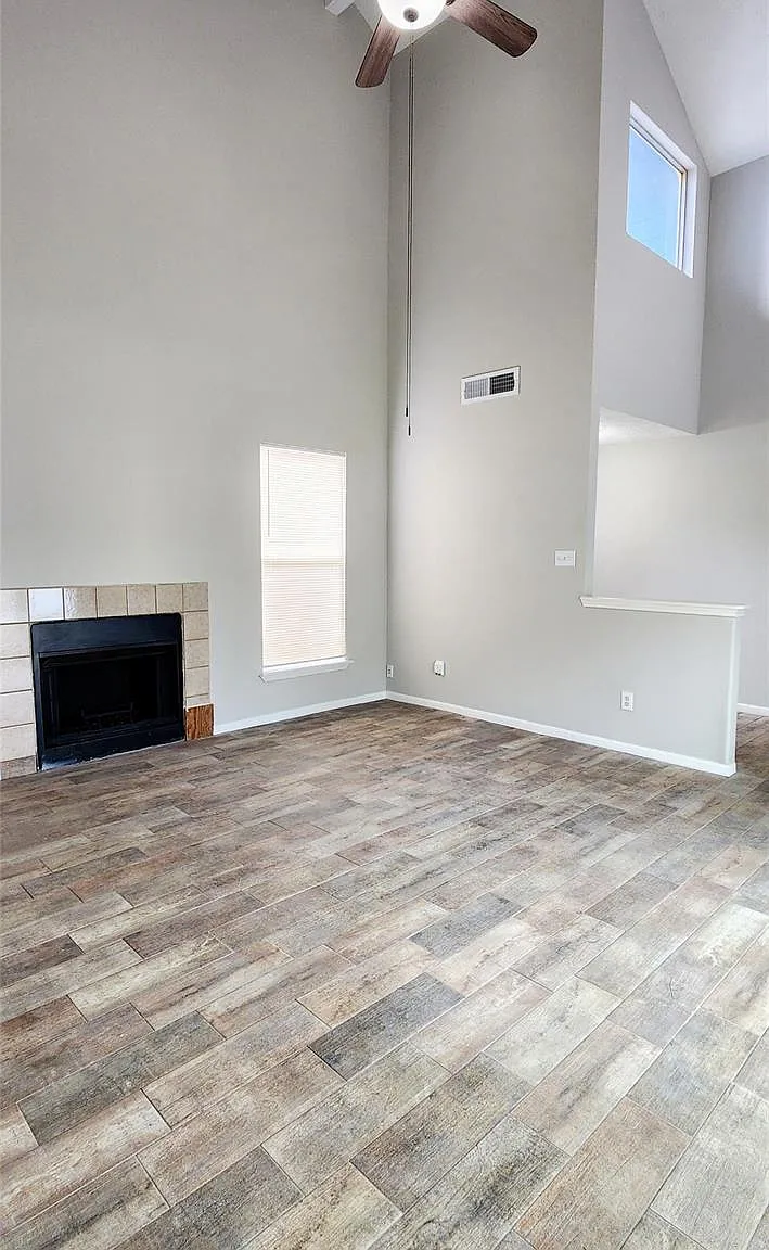 3 bed, 2.0 bath, 1376 sqft, $2,100 — Photo 4