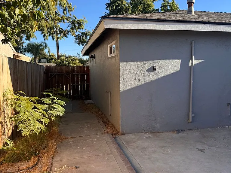 2719 E Norwich Ave — Photo 27