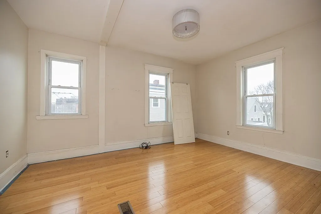 4 bed, 1.5 bath, 1300 sqft, $4,999 — Photo 4