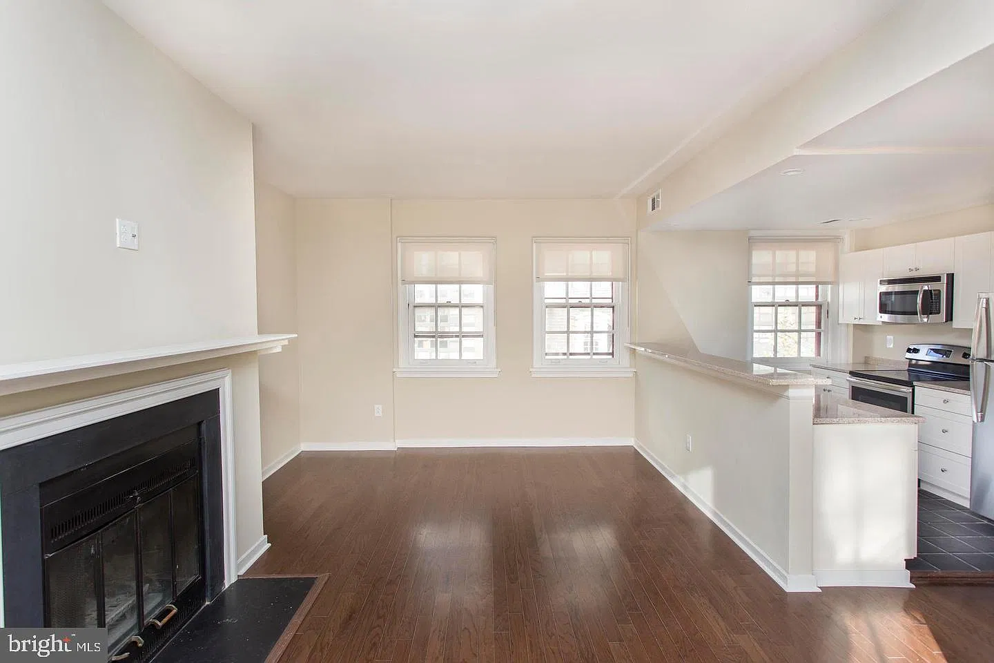 1 bed, 1.0 bath, 950 sqft, $2,105 — Photo 2