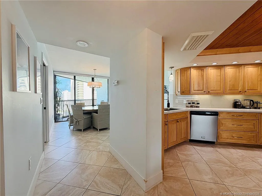 3 bed, 2.0 bath, 1587 sqft, $6,500 — Photo 4