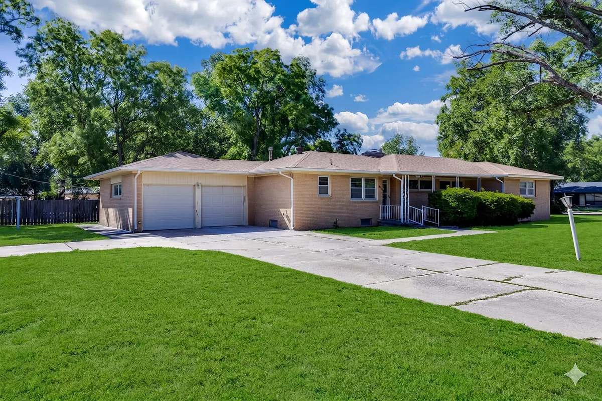 Building Photo - 400 S Evergreen Ln