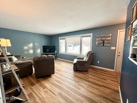 4th image of 806 22nd Ave S