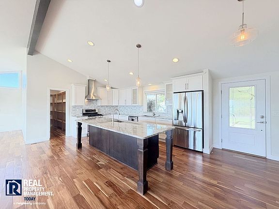 4th image of 5530 Frances Ave NE