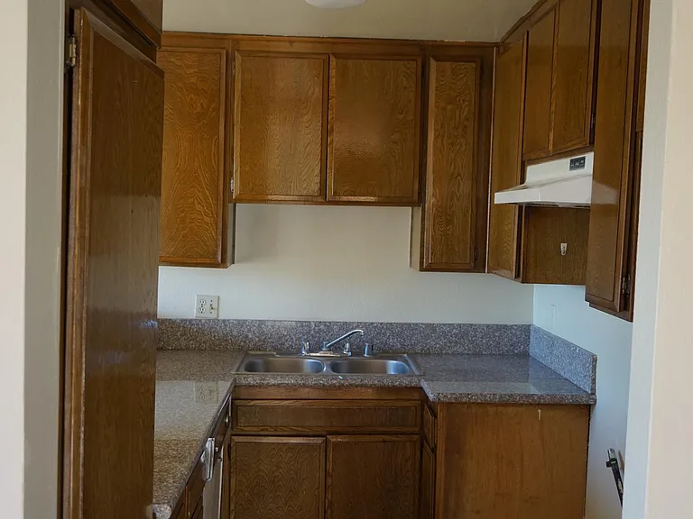 1443 Lake Shore Ave — Photo 9