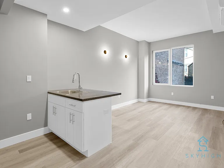 641 E 28th St #1R — Photo 2