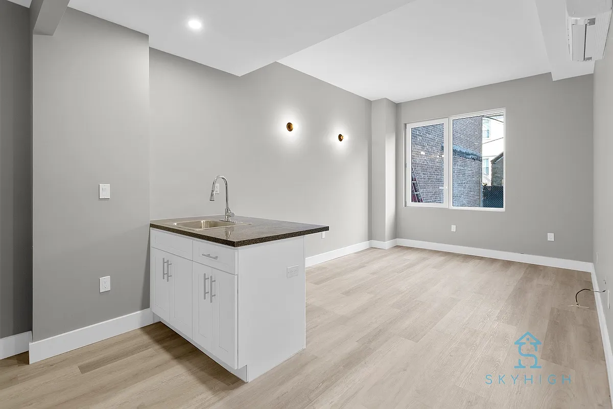 Building Photo - 641 E 28th St #1B