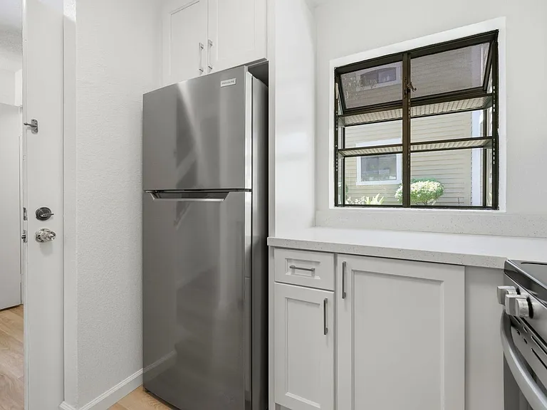 721 Center Ave — Photo 4